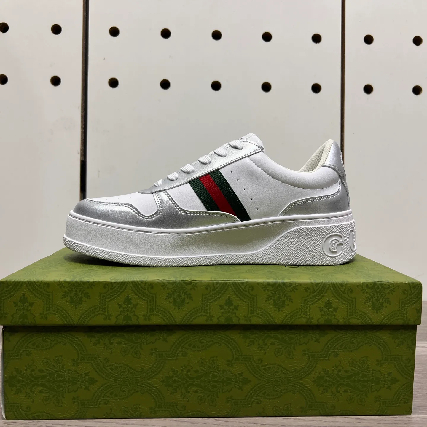 Factory price: 400💰Gucci original quality.~ Unique modern style sneakers. 🏃A must-have casual shoe for trendy men😍😍 Imported cowhide, sheepskin foot pads (refuse to discolor and grind feet) soles: Original soles specially provided by the original factory, French lazy style design ⚠️Fit to the feet, original quality, super comfortable original soles. Just like shooting the real thing 🎬The real thing is better, high-quality sneakers, size: 38-44 (45 and 46 can be customized)